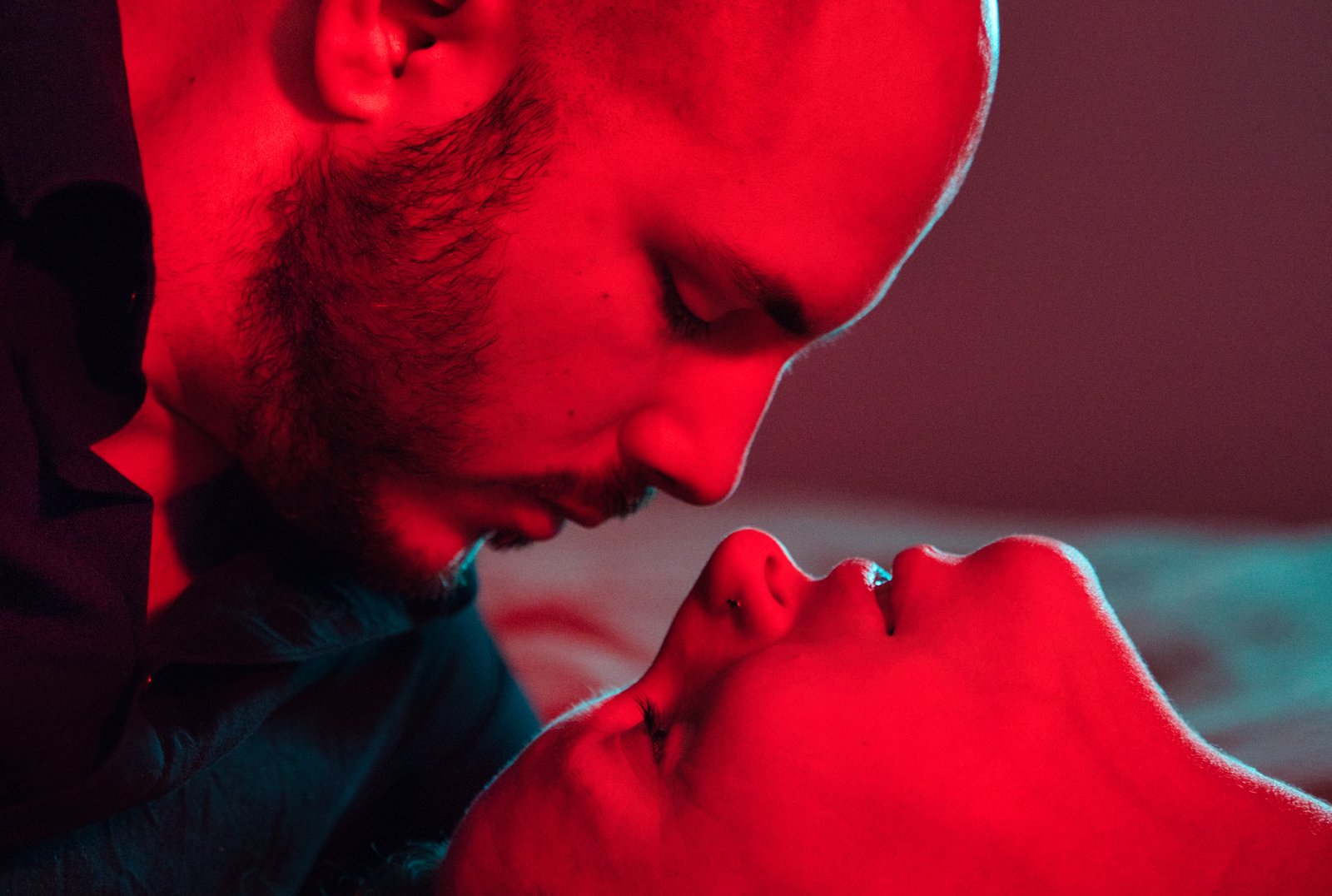 Portrait couple boudoir jeu de couleur Loire-Atlantique